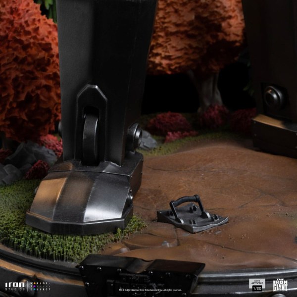 Iron Giant & Hogarth Hughes Demi Art Scale - The Iron Giant