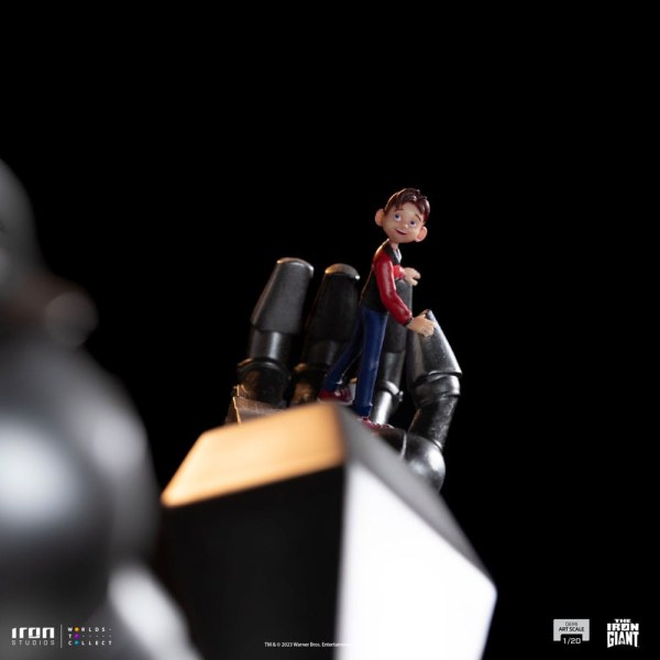 Iron Giant & Hogarth Hughes Demi Art Scale - The Iron Giant