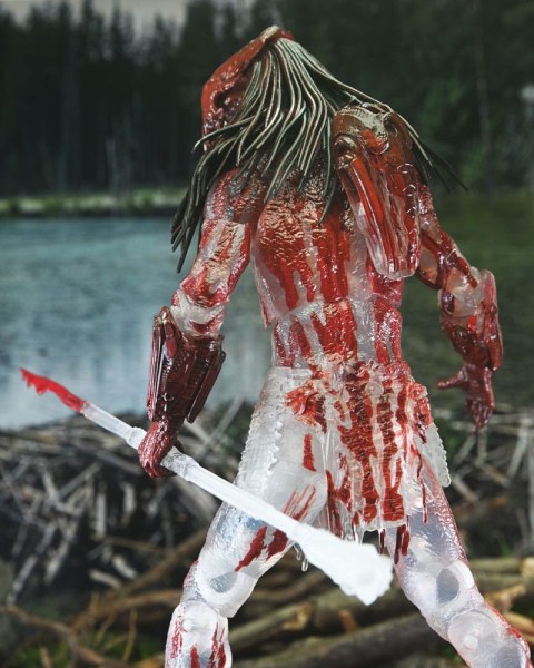 Prey Ultimate Feral Bear Blood Predator figurine 18 cm