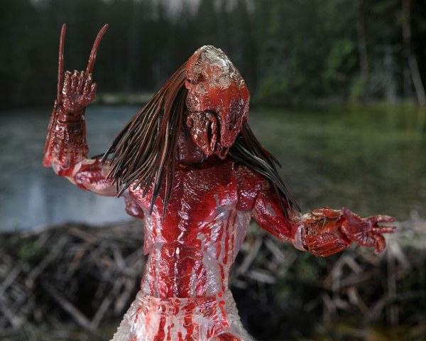 Prey Ultimate Feral Bear Blood Predator figurine 18 cm