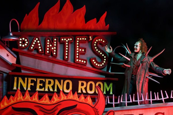 Beetlejuice (1988) diorama Trenchcoat with Spikes Inferno Room Deluxe Set