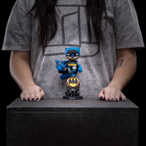 Batman figurine Mini Co. PVC Batman on Bat-Signal (Blue Variant) 15 cm