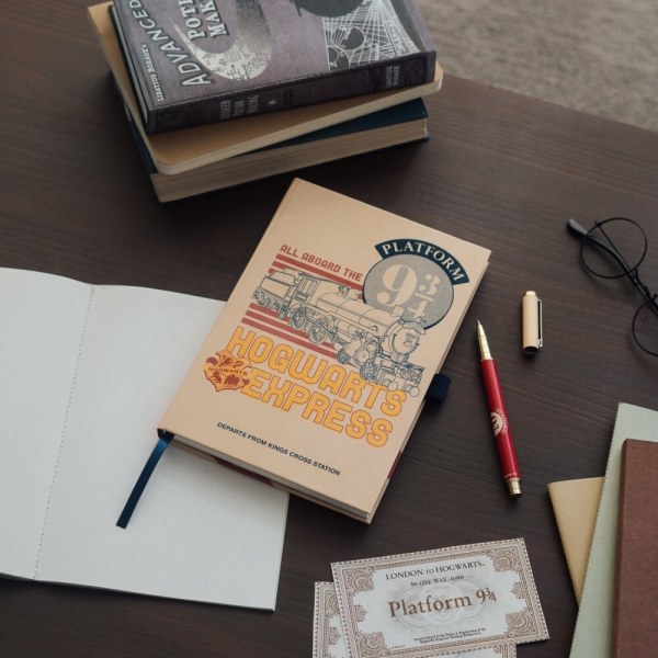 PLATFORM 9 3/4 PREMIUM A5 NOTEBOOK WITH PEN - HARRY POTTER