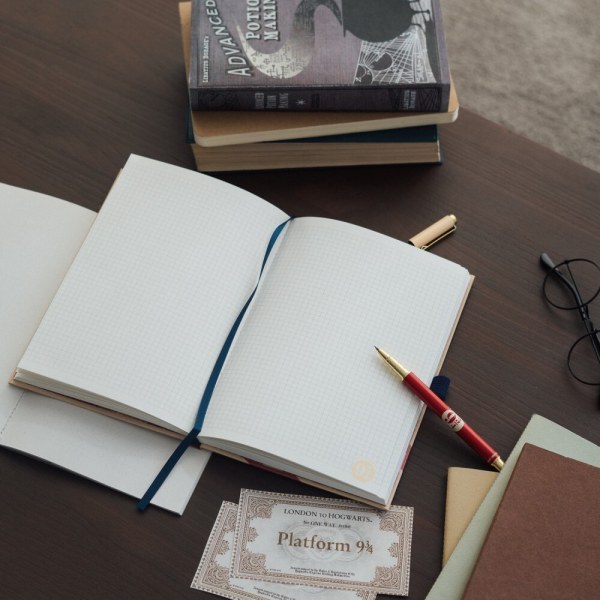 PLATFORM 9 3/4 PREMIUM A5 NOTEBOOK WITH PEN - HARRY POTTER