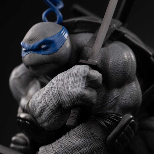 Ninja Turtles statuette 1/10 Art Scale Leonardo Black and White Variant 26 cm
