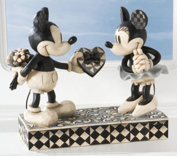 MICKEY OFFERS A GIFT TO MINNIE - DISNEY TRADITIONS