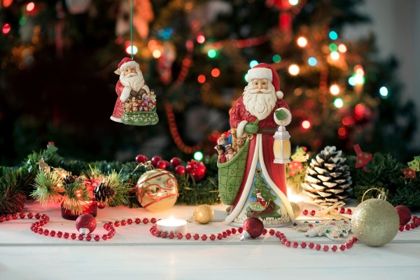 ORNAMENT SANTA CLAUS WITH HIS TOY HOOD - JIM SHORE HEARTWOOD CREEK